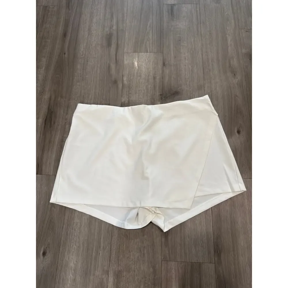 Torrid Refined Crepe Pull on Asymmetrical Skort in Cloud Dancer Women's Sz 4 - Picture 1 of 9